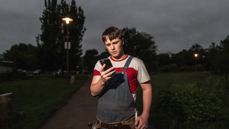 Bewerber schaut skeptisch aufs Handy und zieht weiter